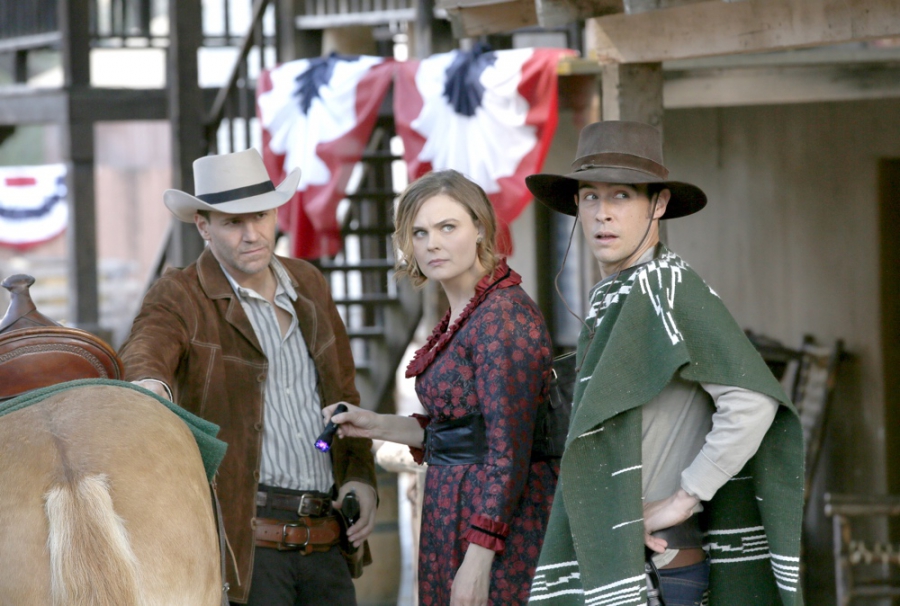 Seeley Booth (David Boreanaz), Temperance Brennan (Emily Deschanel) et James Aubrey (John Boyd)