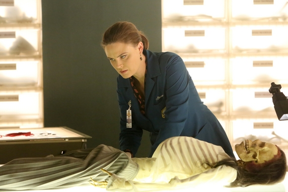 Temperance Brennan (Emily Deschanel) examine le corps