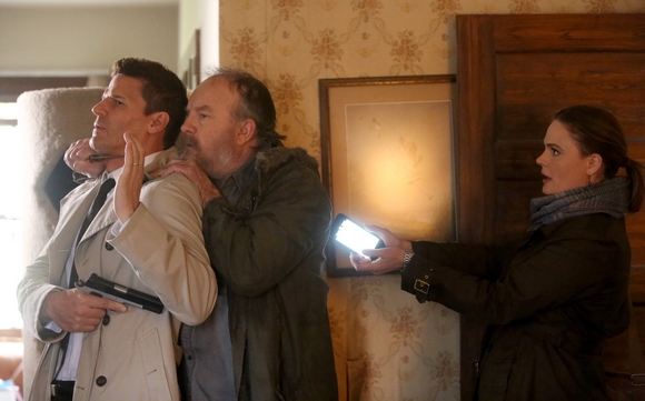 Un homme agresse Seeley Booth (David Boreanaz) et Temperance Brennan (Emily Deschanel)