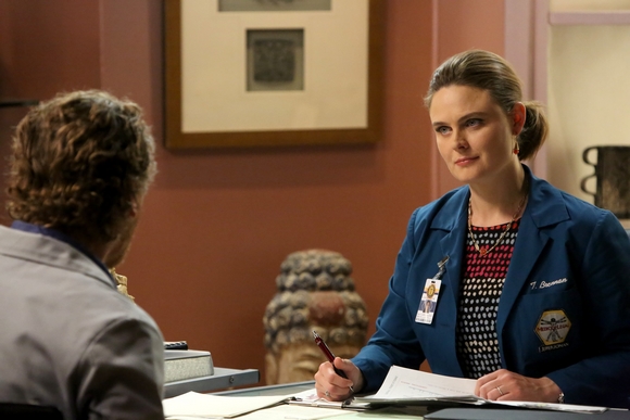 Temperance Brennan (Emily Deschanel) dans son bureau
