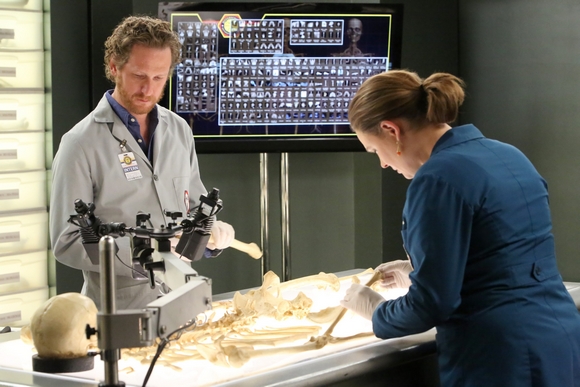 Oliver Wells (Brian Klugman) et Temperance Brennan (Emily Deschanel) devant le squelette