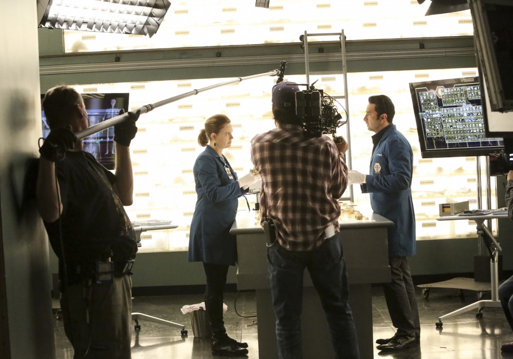 Temperance Brennan (Emily Deschanel) et Arastoo Vaziri (Pej Vahdat) travaillent devant les caméras