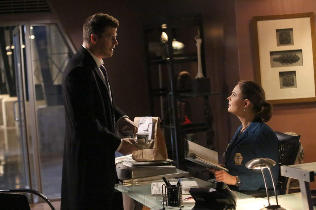 Seeley Booth (David Boreanaz) et Temperance Brennan (Emily Deschanel) dans le bureau