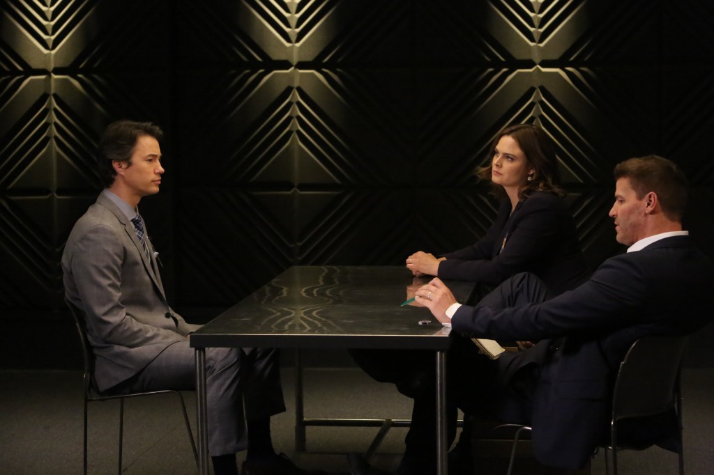 Temperance Brennan (Emily Deschanel) et Seeley Booth (David Boreanaz) en salle d'interrogatoire
