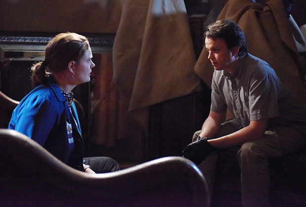 Temperance Brennan (Emily Deschanel) parle avec Zack Addy (Eric Millegan)