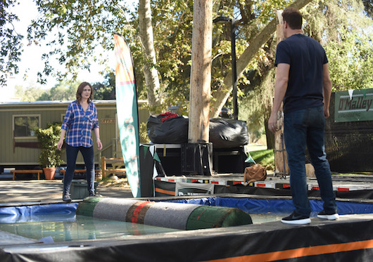 Temperance Brennan (Emily Deschanel) et Seeley Booth (David Boreanaz) s'apprêtent à monter sur le rondin
