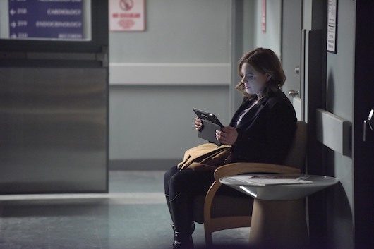 Temperance Brennan (Emily Deschanel) attend dans le couloir de l'hôpital