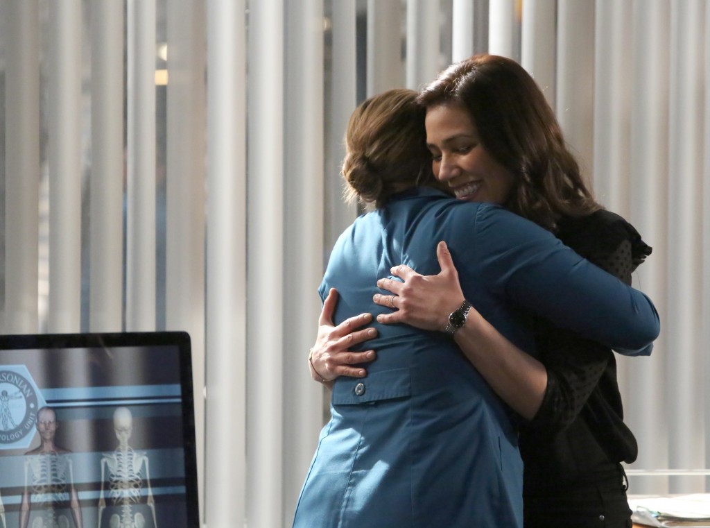 Temperance Brennan (Emily Deschanel) serre Angela Montenegro (Michaela Conlin) dans ses bras